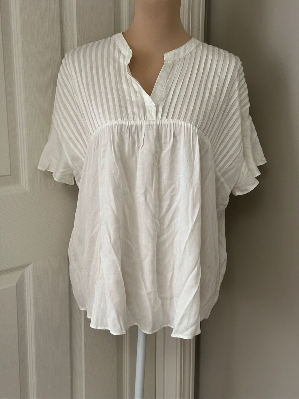 ee:some white blouse